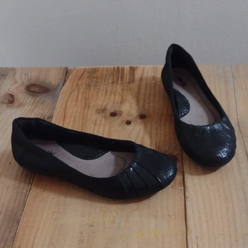 Earth Bellwether Black Leather Flat Shoes Size 7B